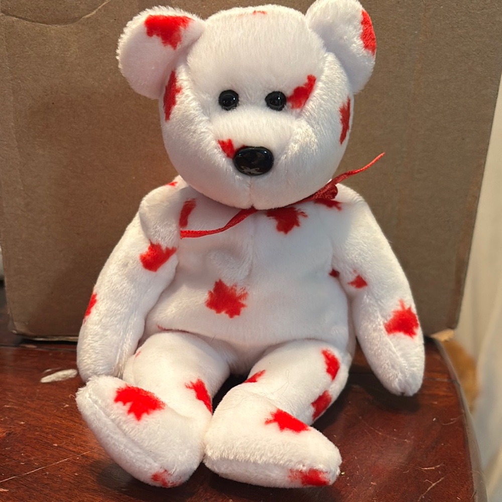 Ty Beanie Baby Chinook White and Red Maple Bear
